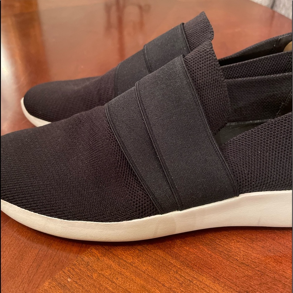 71/2 black  slip on sneaker